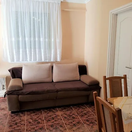 Henrietta Apartmanhaz *