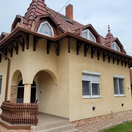 Апартаменты Henrietta Apartmanhaz *