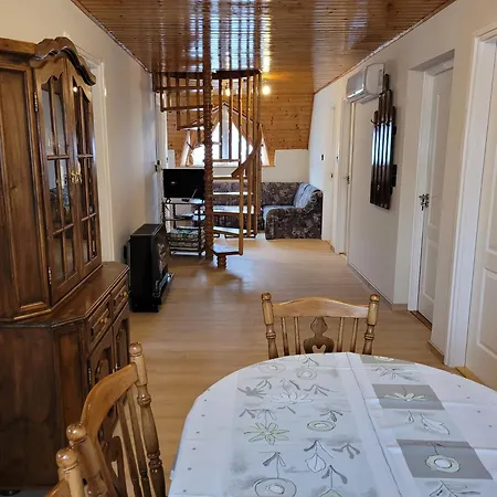 Henrietta Apartmanhaz 잘라카로쉬