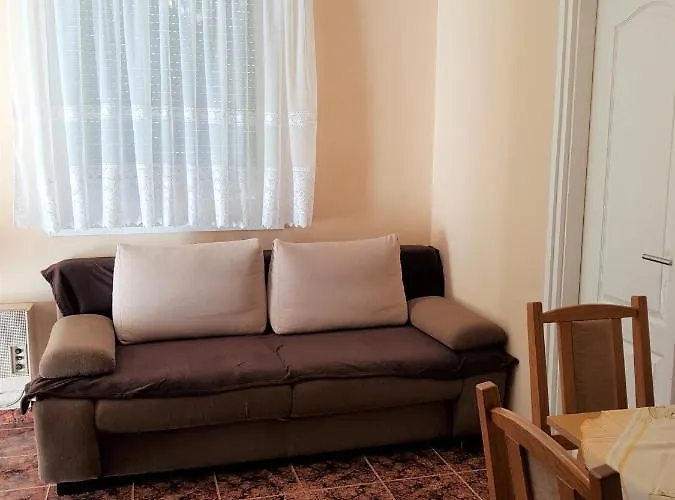 Henrietta Apartmanhaz *