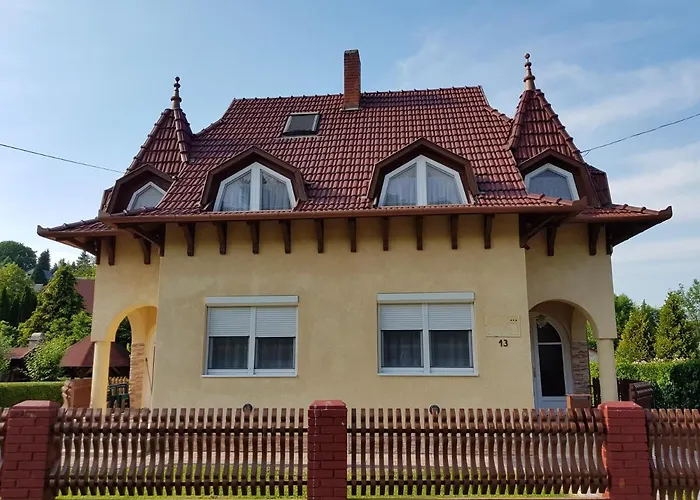 Henrietta Apartmanhaz *